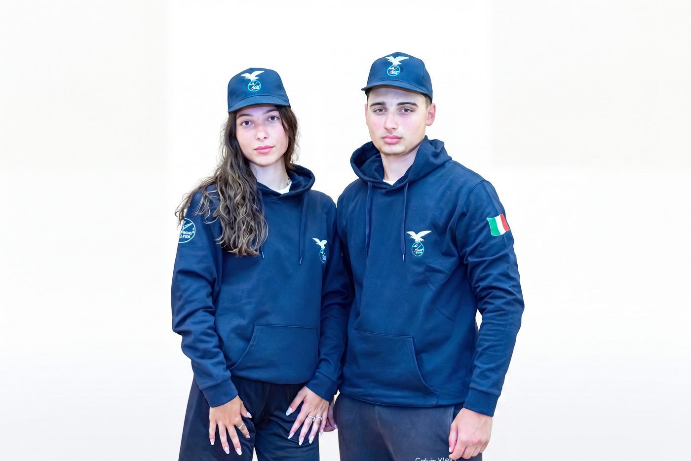 Ragazzo e ragazza indossano felpa blu con cappuccio e cappellino blu