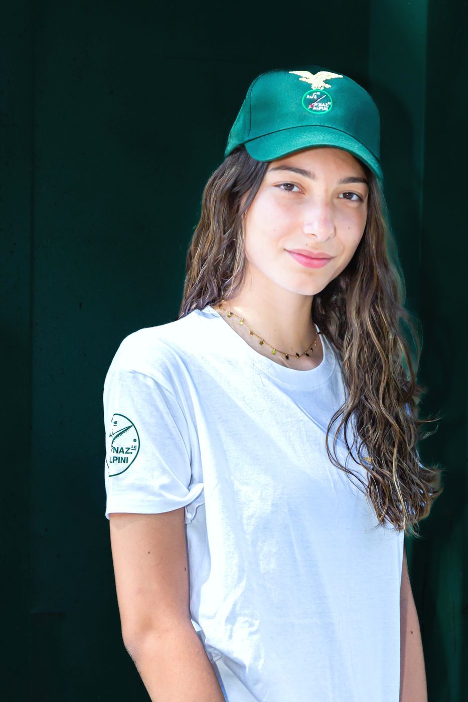 Ragazza con maglietta bianca e logo ANA ricamato sulla manica