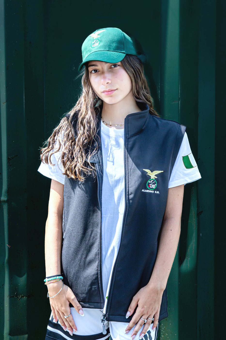 Gilet nero con ricamo Almenno S.B. indossato sopra la maglietta bianca