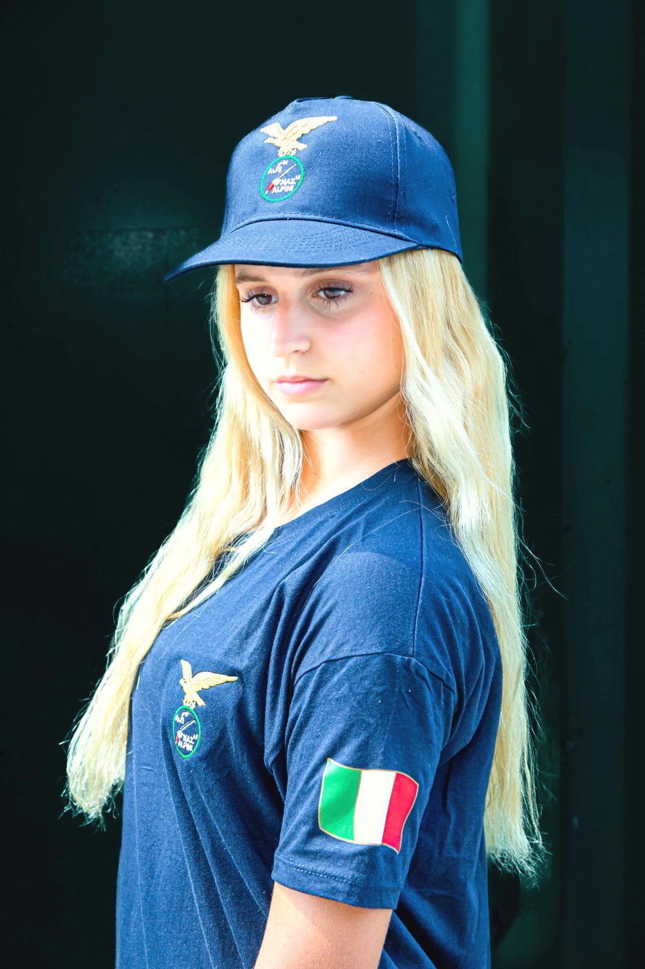 Maglietta blu con logo ricamato sul petto e bandiera italiana sulla manica