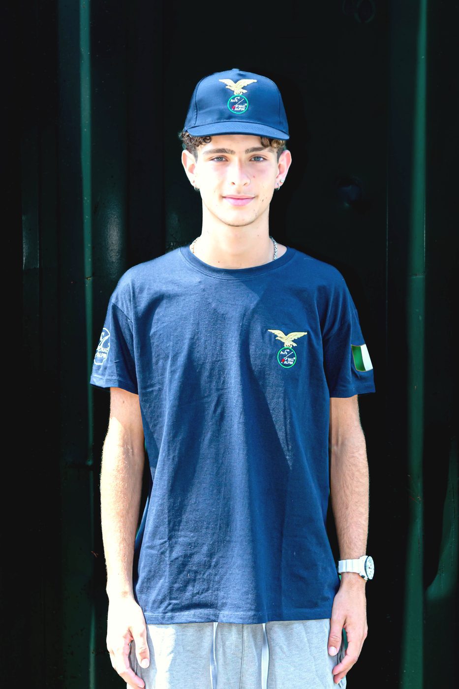 Ragazzo di fronte con maglietta blu e cappellino blu del Campo Scuola