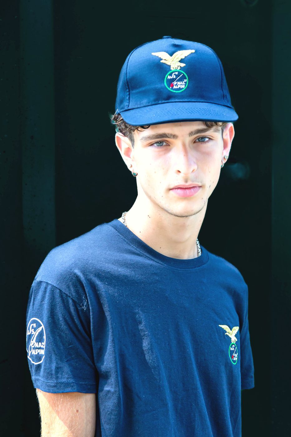 Ragazzo con cappellino blu Alpini e aquila dorata ricamata