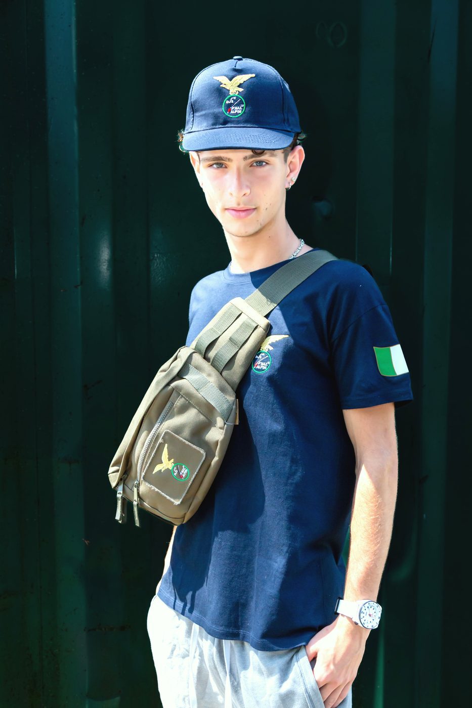 Marsupio verde militare con logo, vista di tre quarti indossato a tracolla