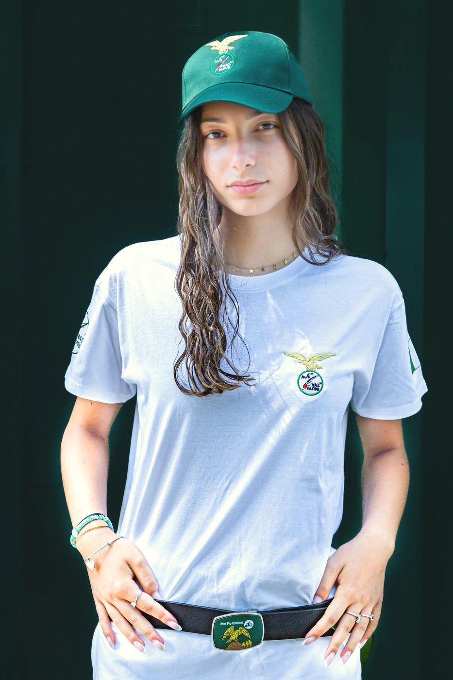 Capisquadra con maglietta bianca, cintura con fibbia e cappellino verde del Campo Scuola