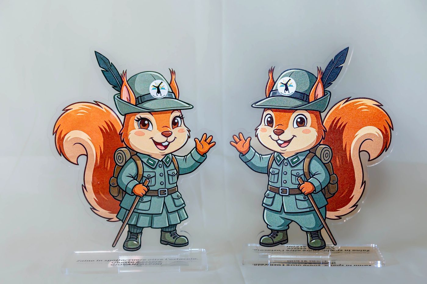 Le due mascotte scoiattolo alpino in plexiglass, versione femminile e maschile