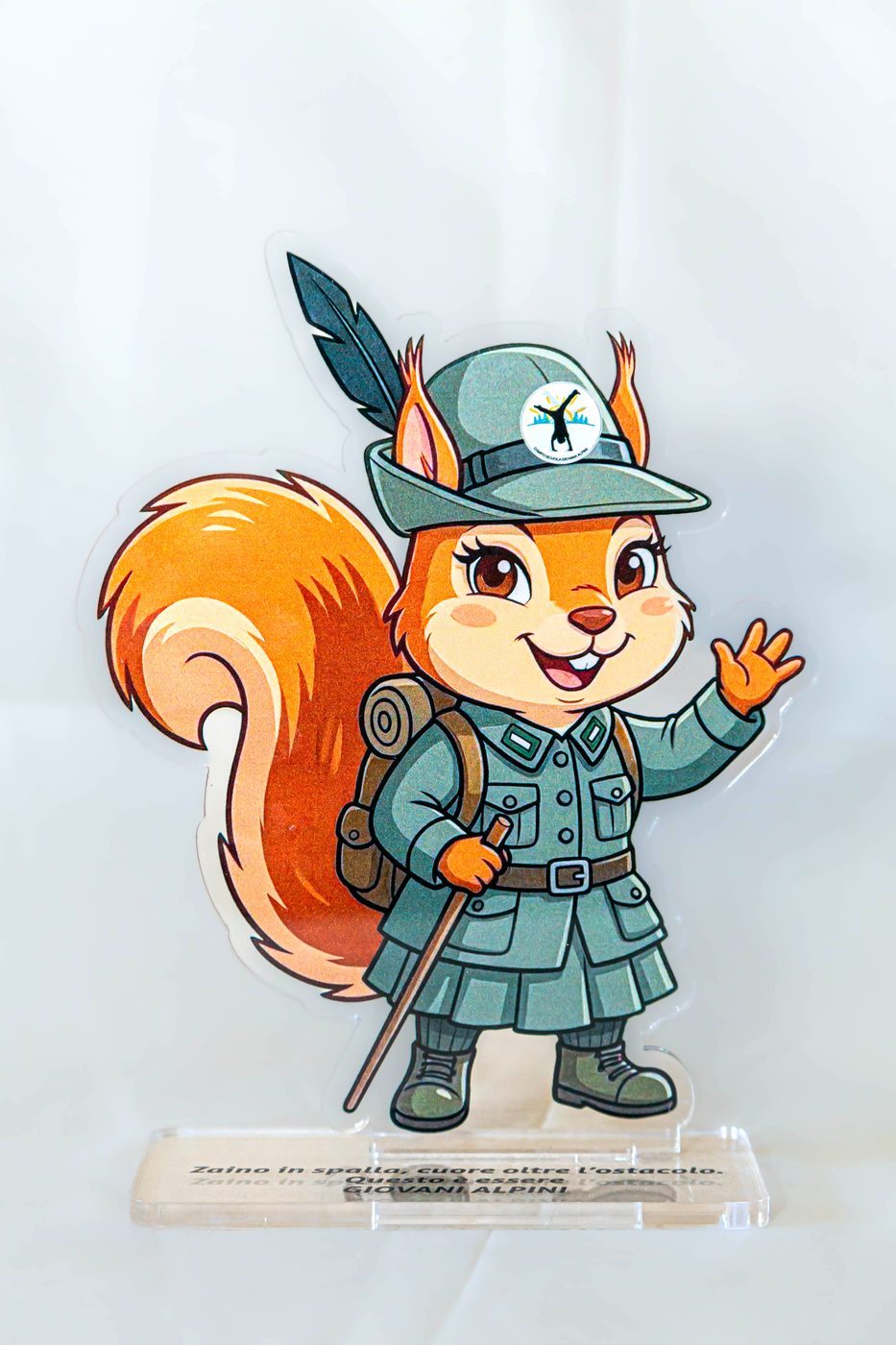 Mascotte scoiattolo Giovani Alpini in divisa con gonna, versione femminile