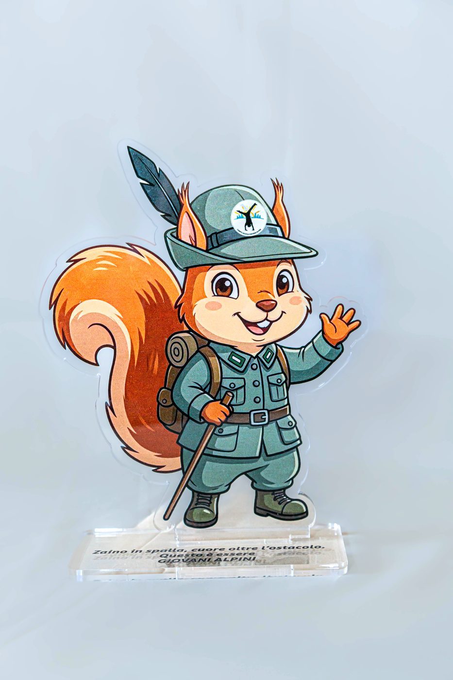 Mascotte scoiattolo Giovani Alpini in divisa, versione maschile, in plexiglass