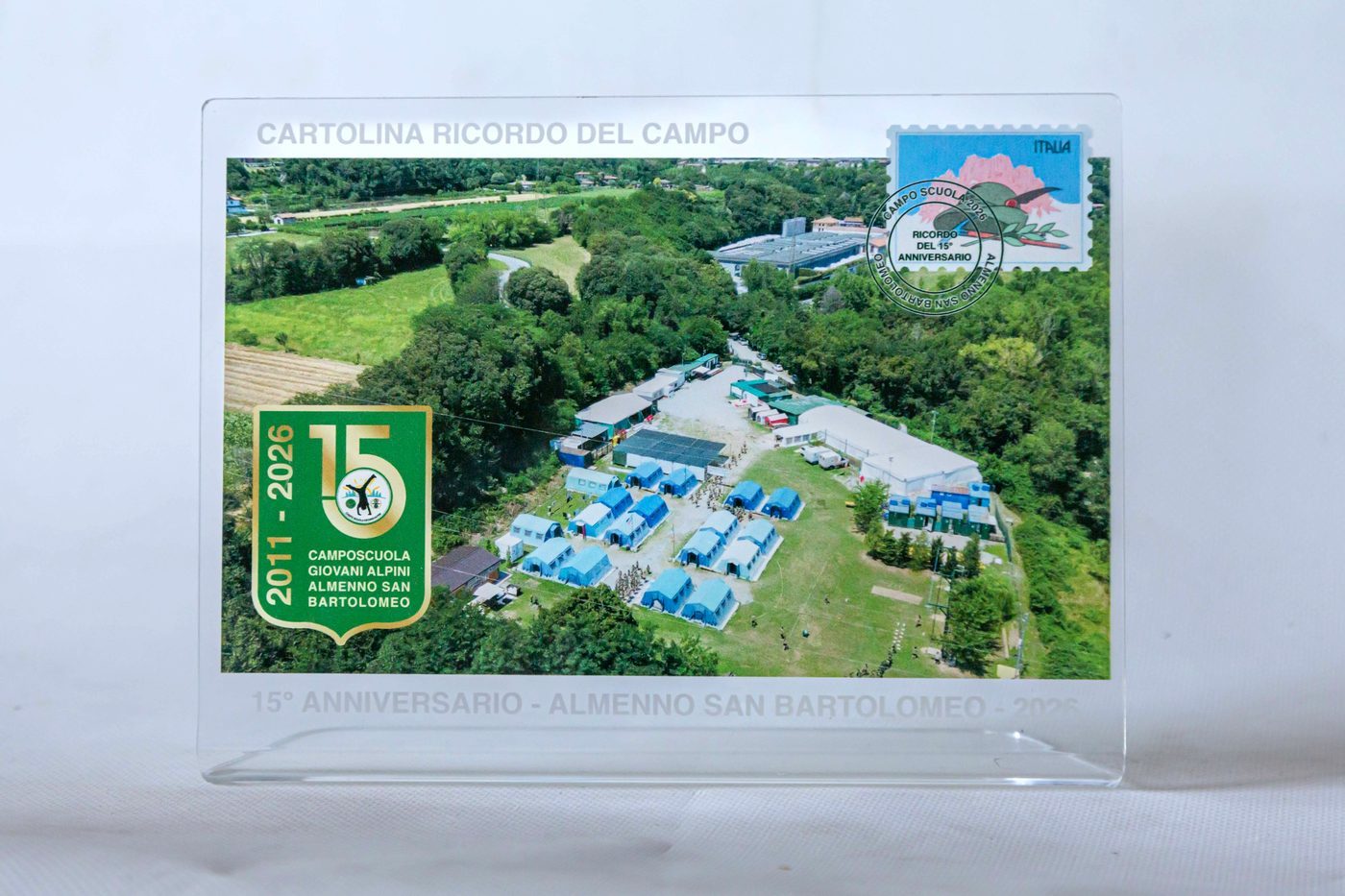 Cartolina ricordo del campo in plexiglass con foto aerea delle tende del campo scuola