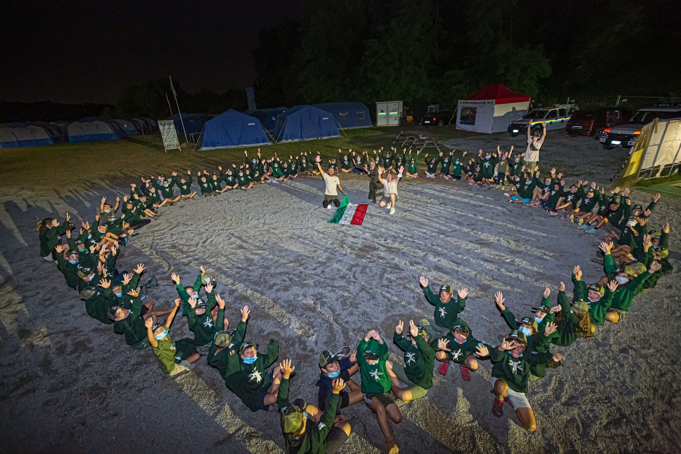 Foto aerea notturna, cerchio con bandiera italiana