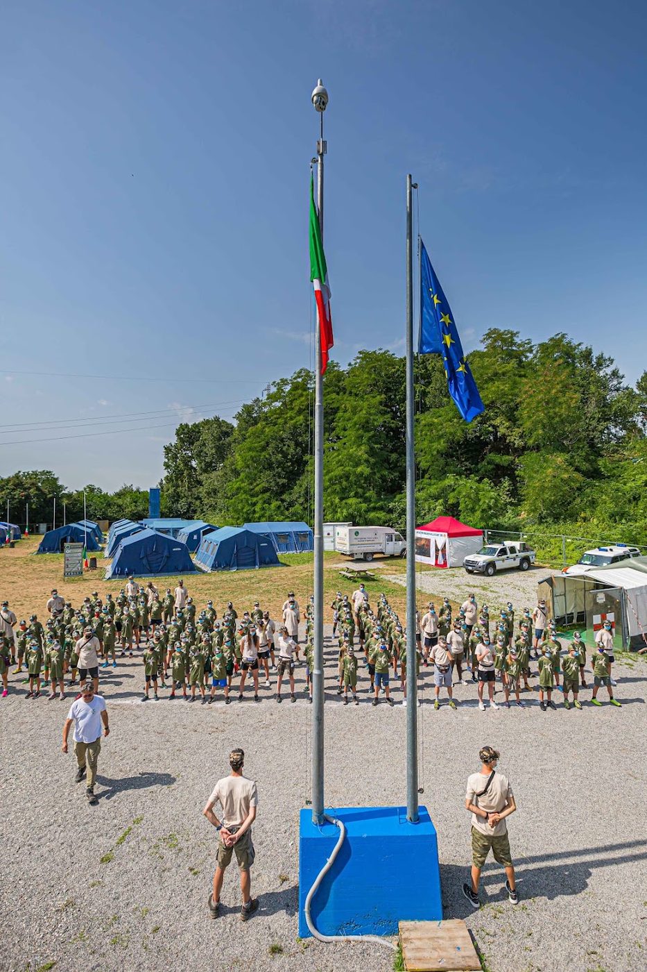 Alzabandiera con bandiera italiana ed europea