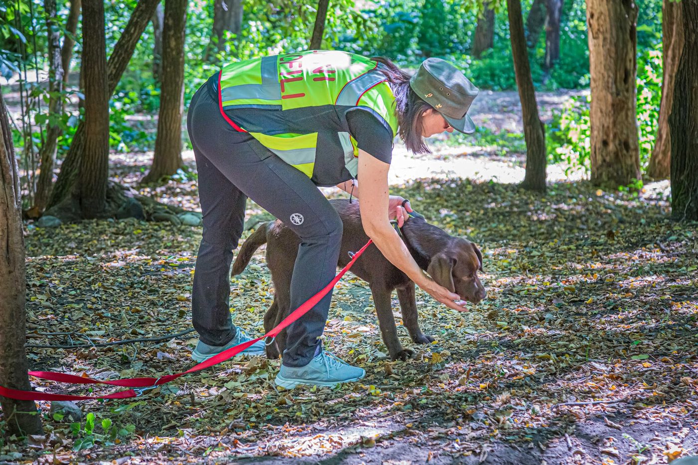 Volontaria con cane delle unità cinofile