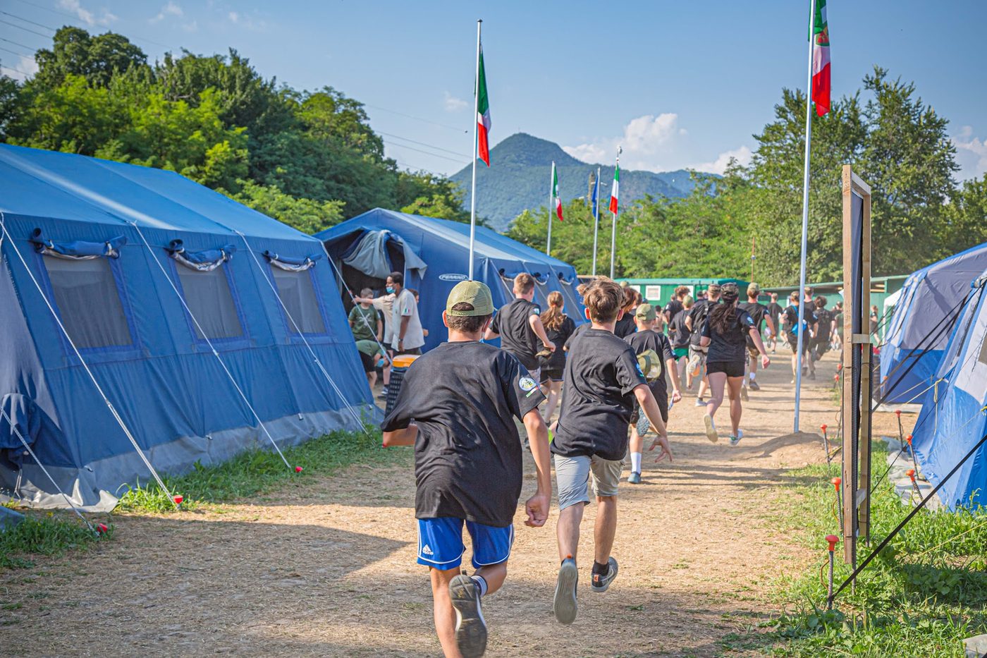 Ragazzi di corsa tra le tende del campo
