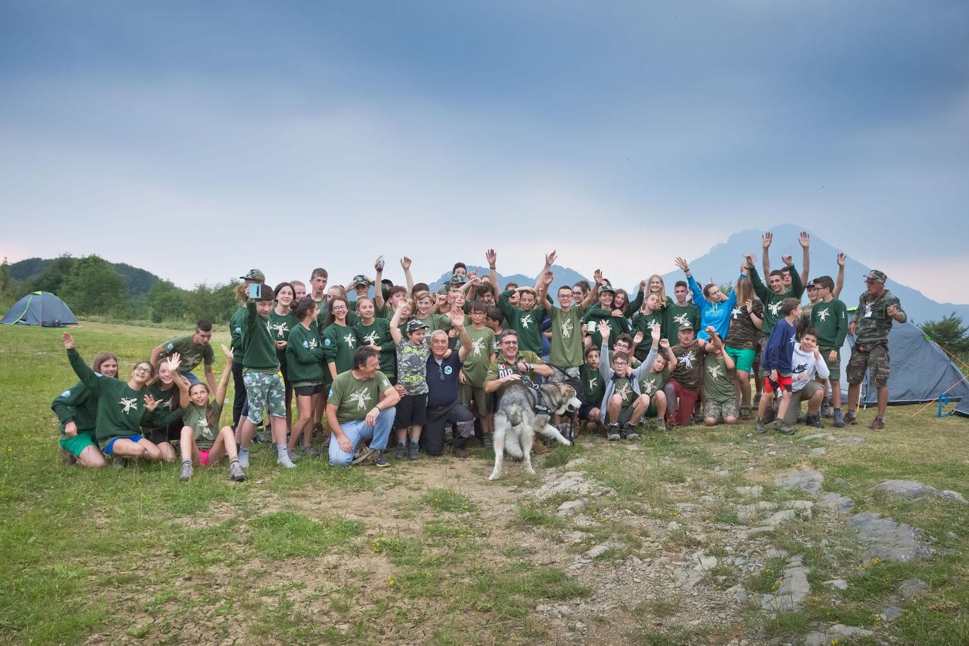 Ragazzi e staff in posa con il cane del campo