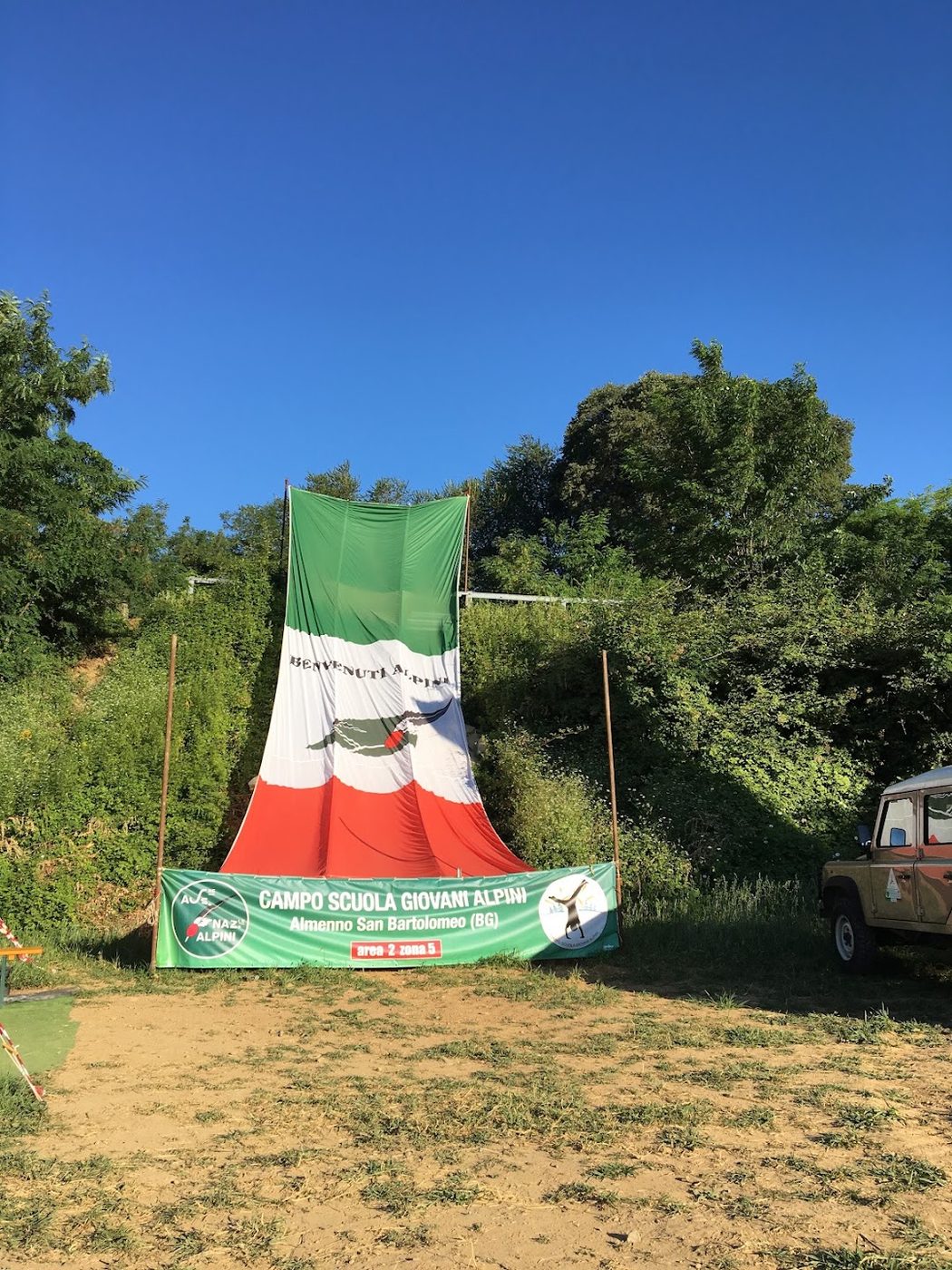 Ingresso del campo scuola, bandiera Benvenuti Alpini