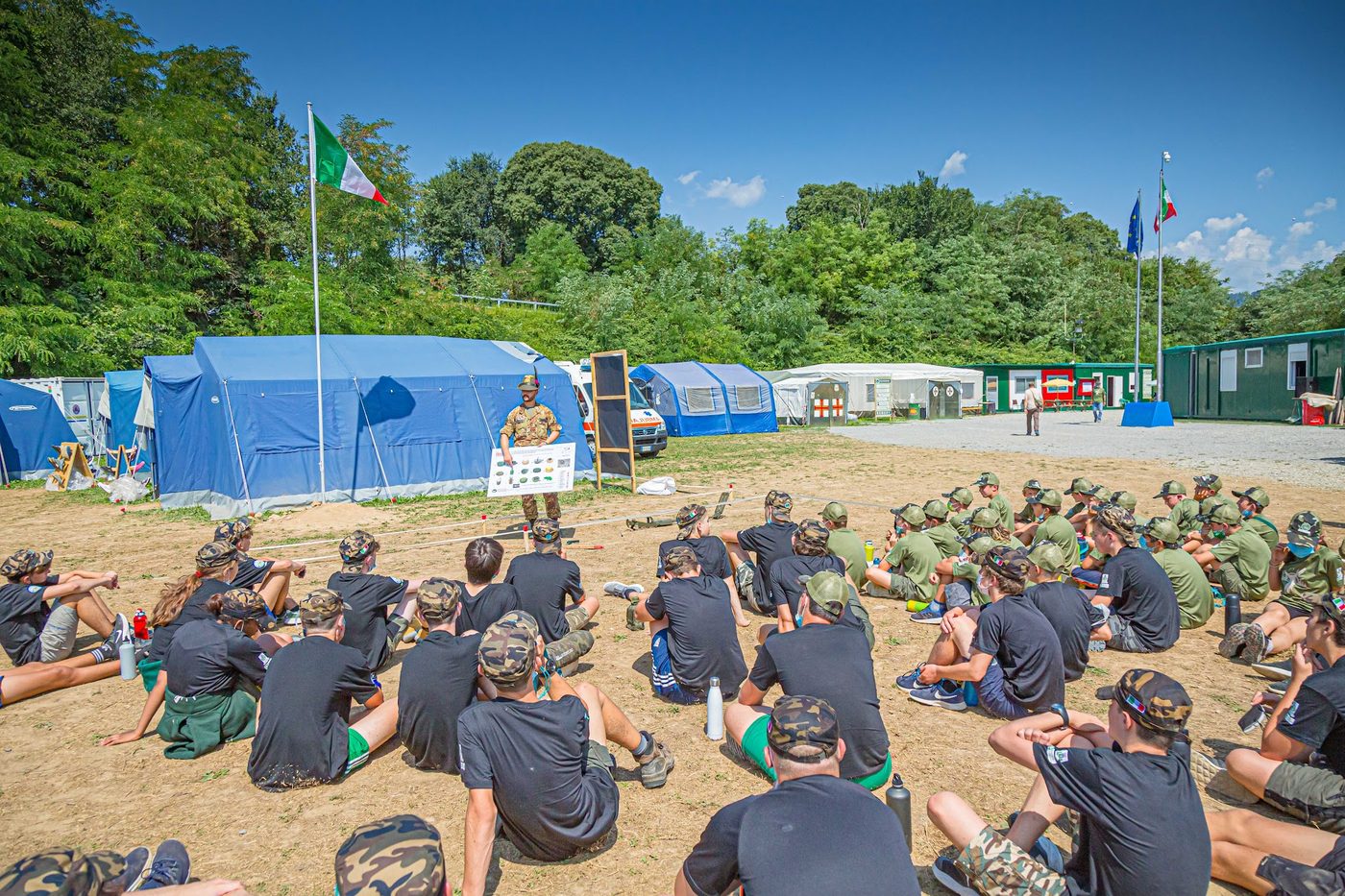 Lezione all'aperto tra le tende del campo