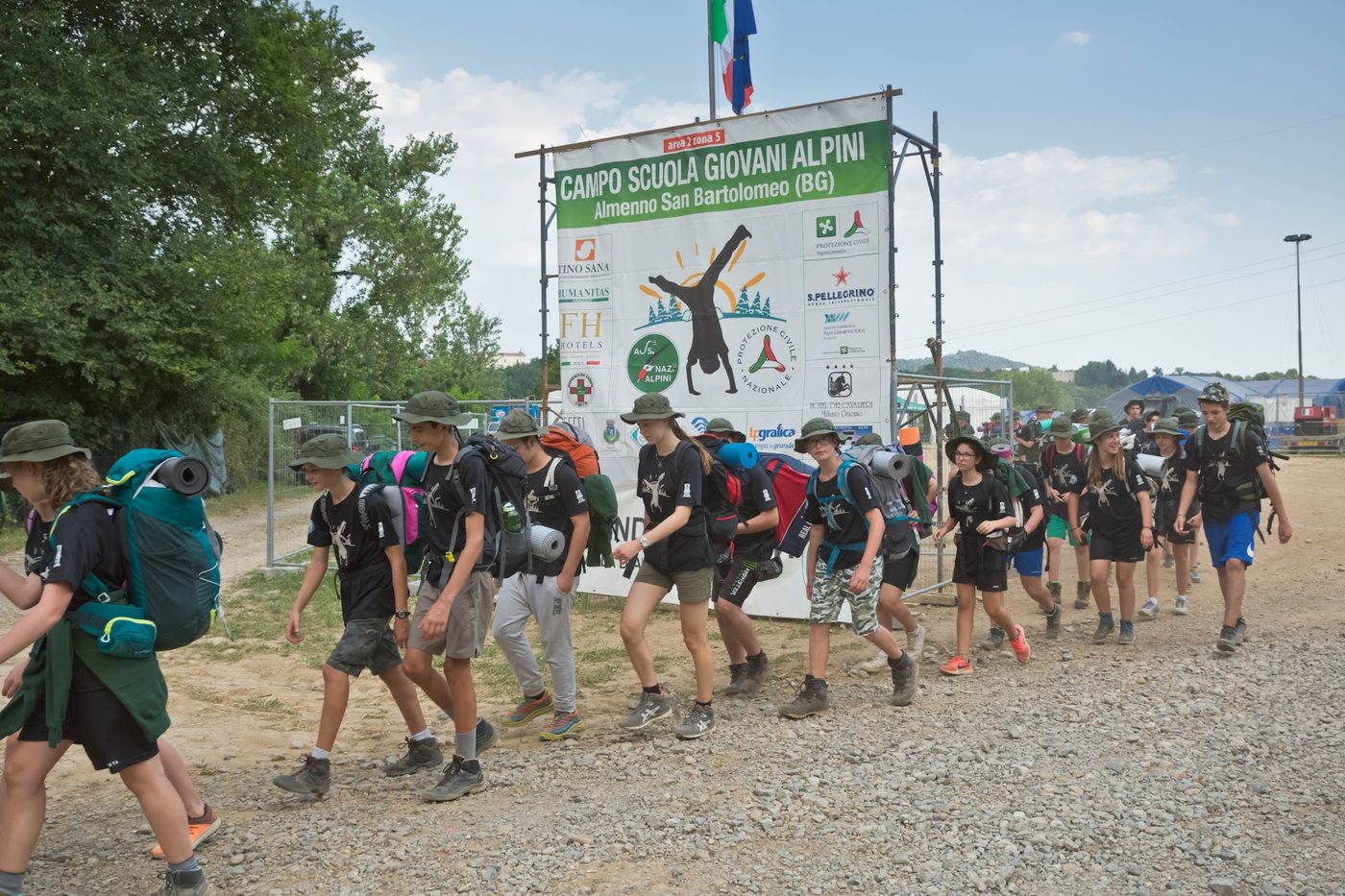 Ragazzi in marcia davanti al banner ufficiale con gli sponsor