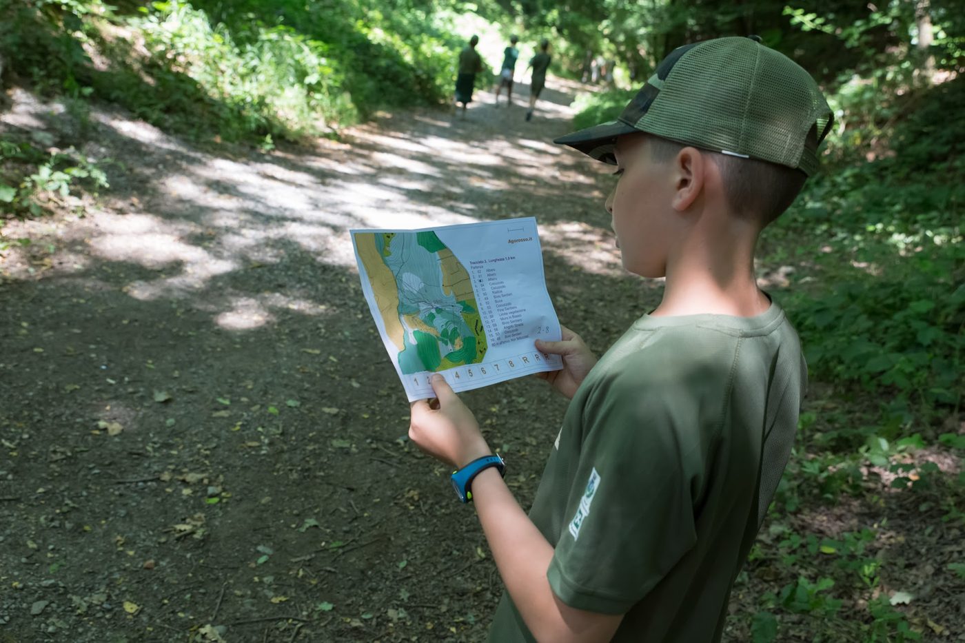 Orienteering con cartina nel bosco