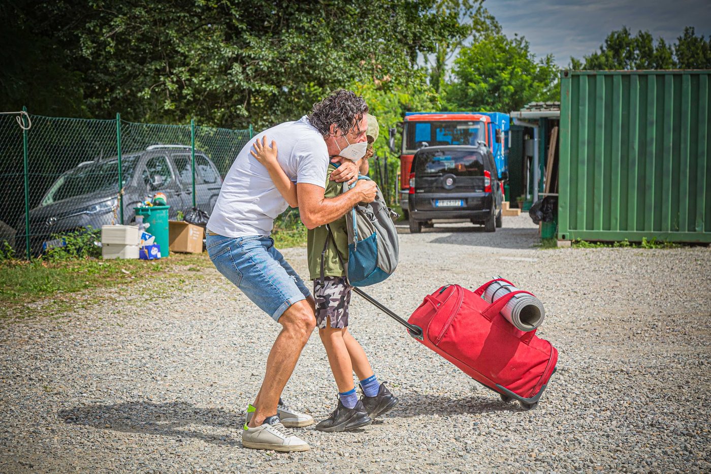 Saluto tra genitore e figlio il giorno dell'arrivo al campo