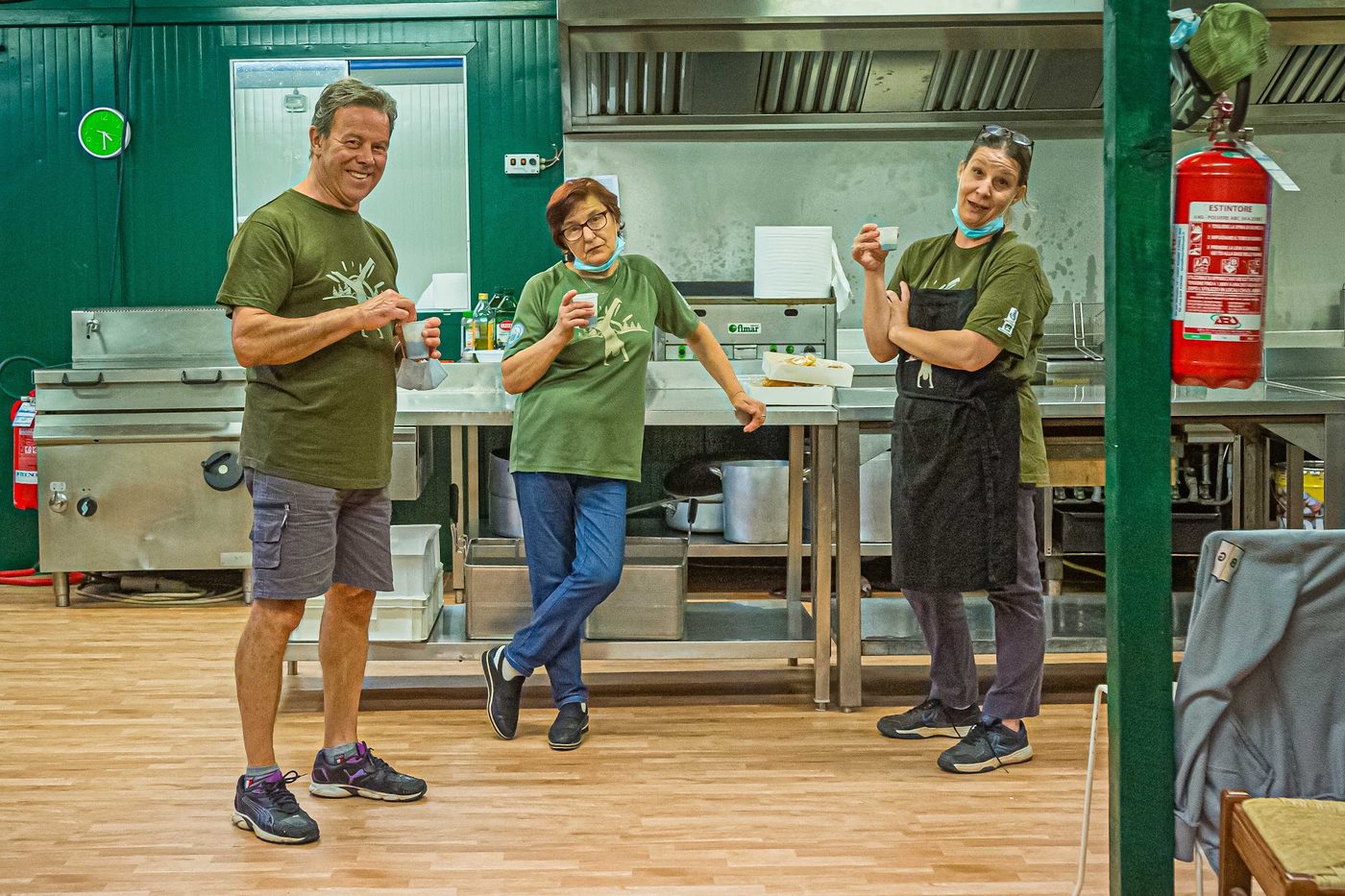 Staff volontario in cucina, durante la preparazione dei pasti