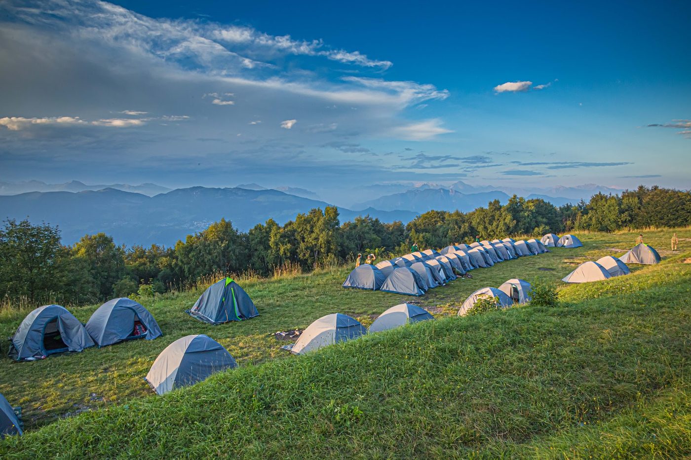 Tende del campo all'alba, panorama sulle Alpi