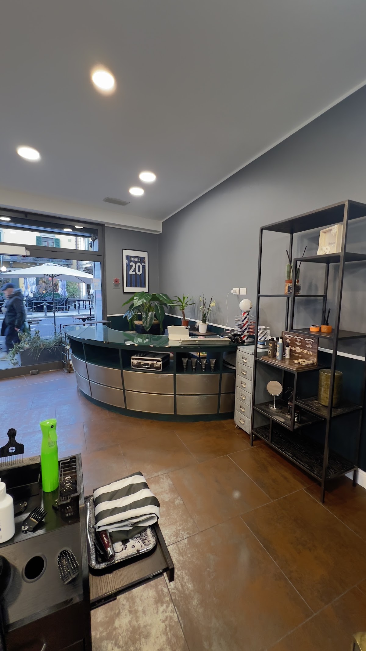 Reception del salone con barber pole e piante reali