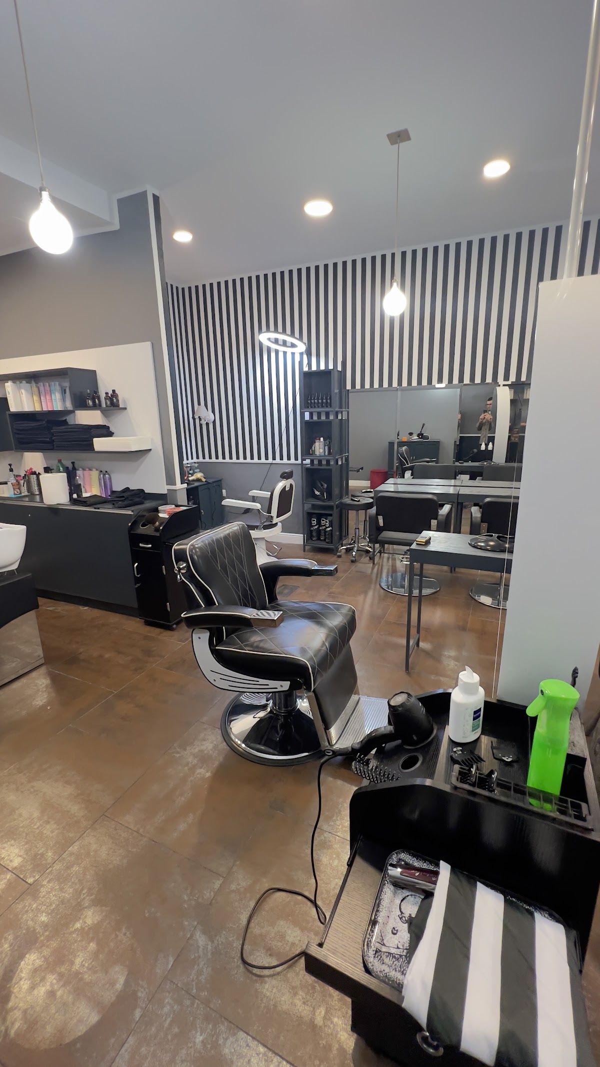 Postazioni con poltrone da barbiere e specchi