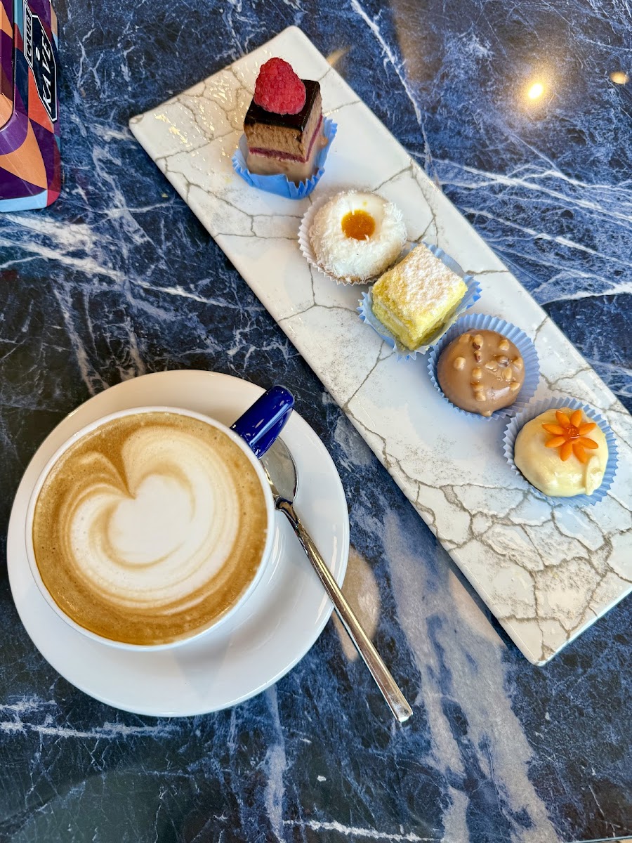 Cappuccino con latte art e mignon