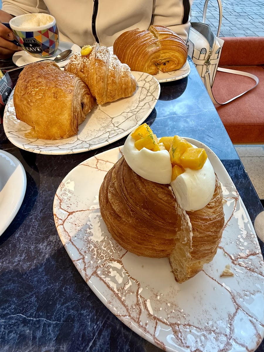 Croissant farciti con panna e mango