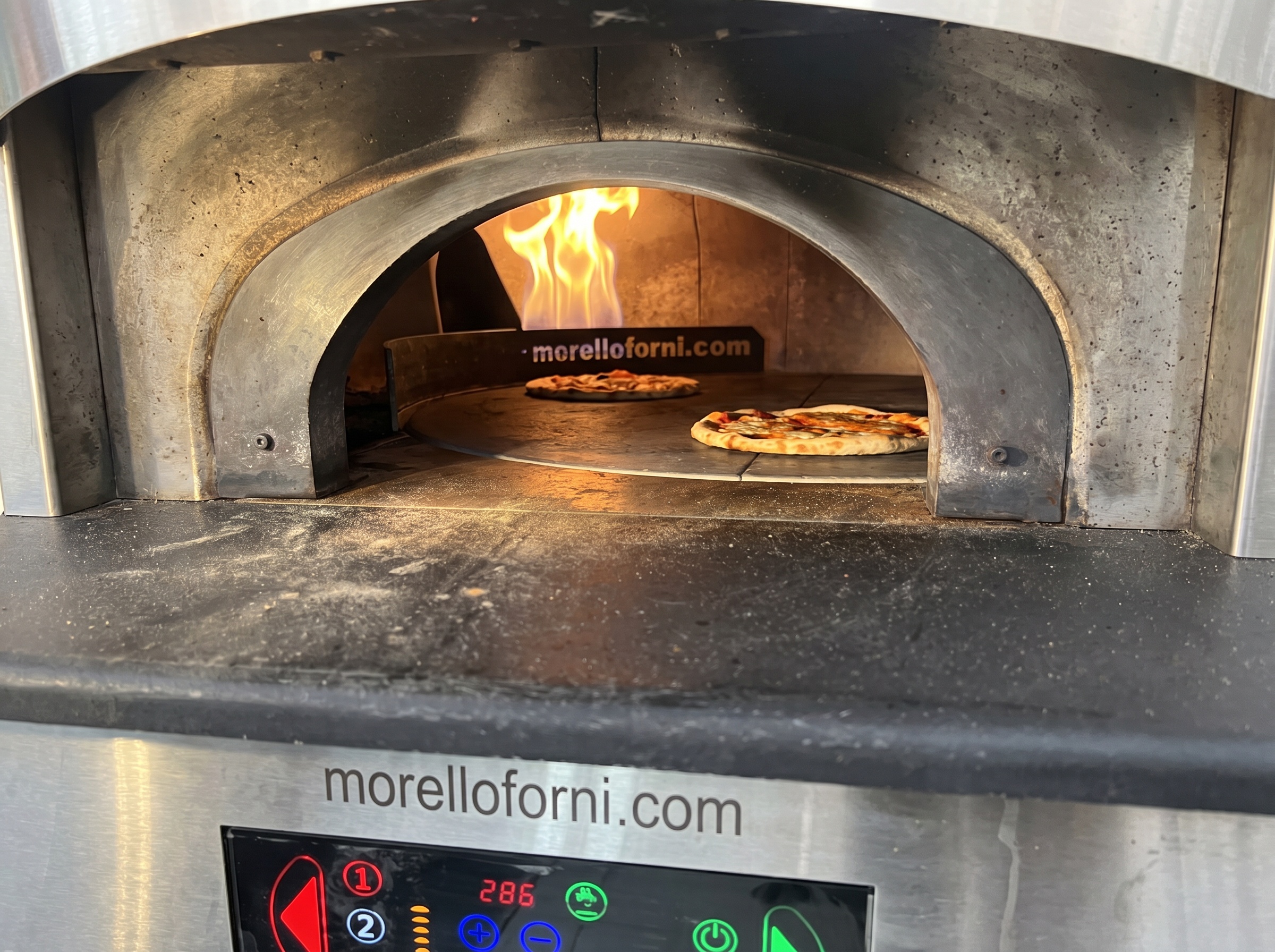 Due pizze che cuociono nel forno